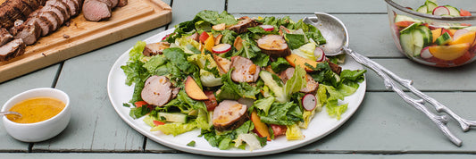 Sallad med grillad fläskfilé och vinägrett på persika och balsamvinäger