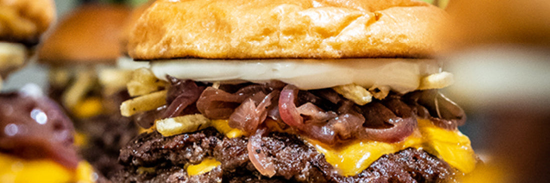 Dubbel cheese med extra lök och pommespinnes