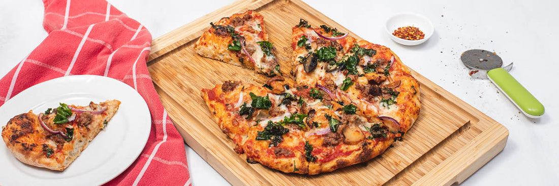 Pizza med svamp, korv, rödlök och grönkål