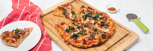Pizza med svamp, korv, rödlök och grönkål