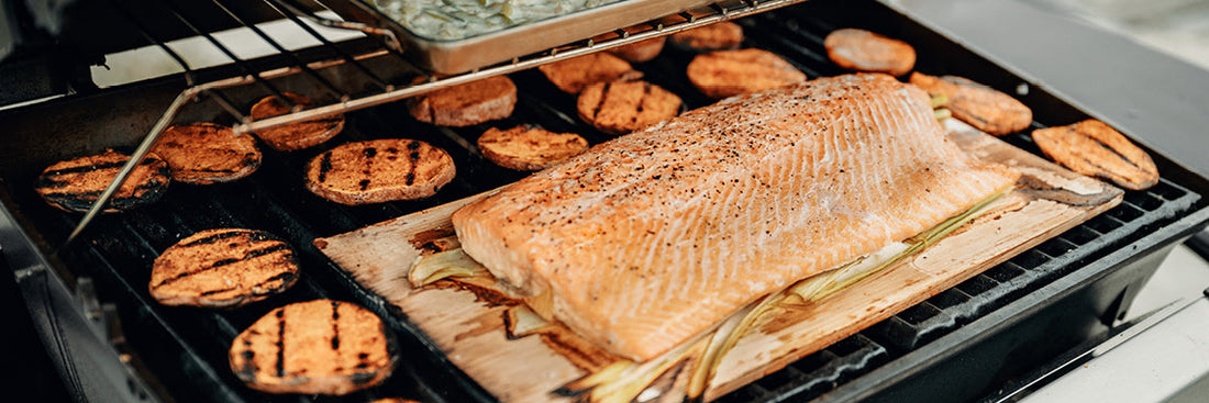 Grillteknik | Plankgrillning – så lyckas du med rökig smak på grillen