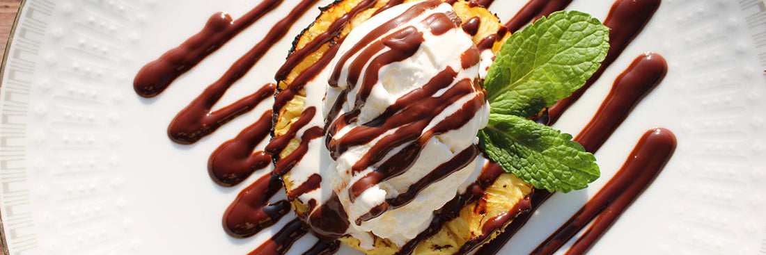 Grillad ananas med vaniljglass och chokladsås