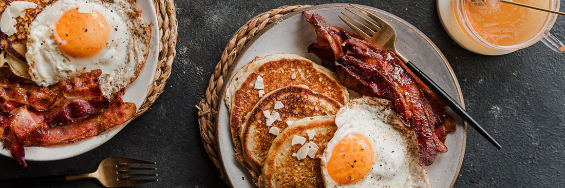 Pannkakor med ägg och bacon på stekbord